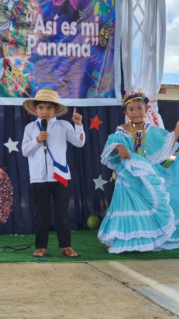 Estudiantes en actividades típicas de Panamá