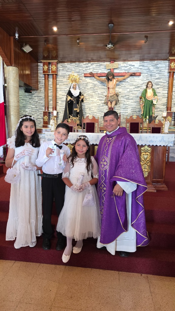 Estudiantes recibiendo la Primera Comunión