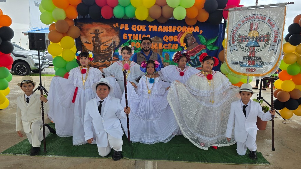 Estudiantes de Escuela Moderna San Juan en traje típico panameño