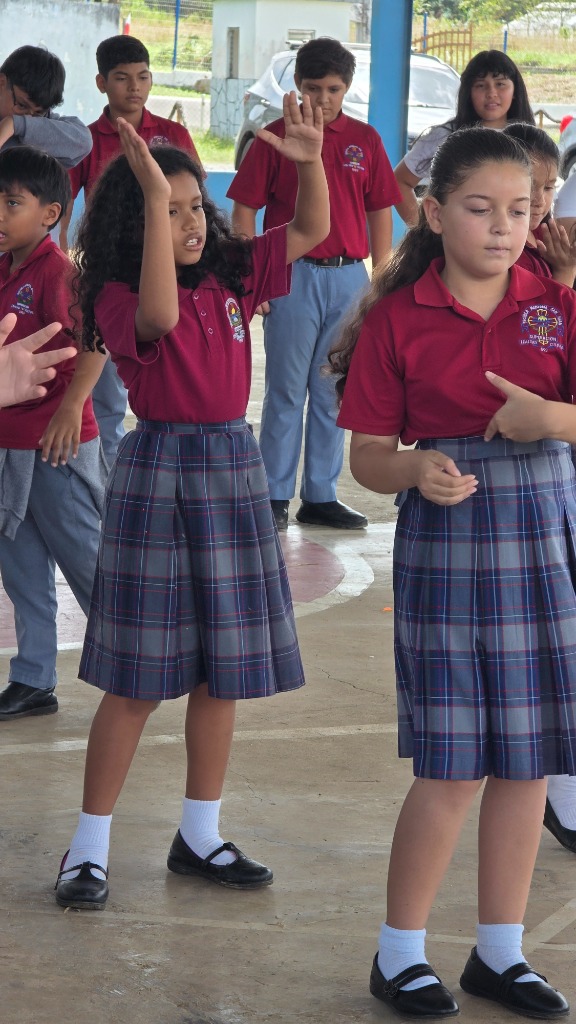 Estudiantes participando en acto cívico escolar
