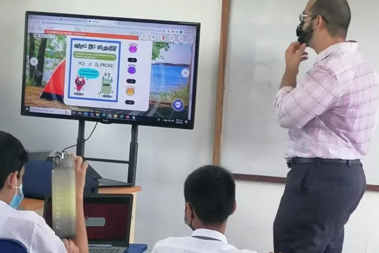 Adolescentes trabajando en proyecto grupal en premedia