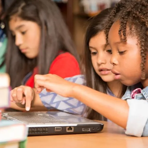 Estudiante utilizando plataformas digitales educativas