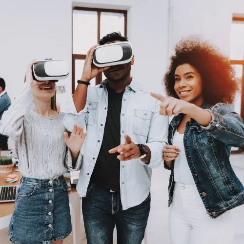 Estudiante usando lentes de realidad virtual para aprender tecnología